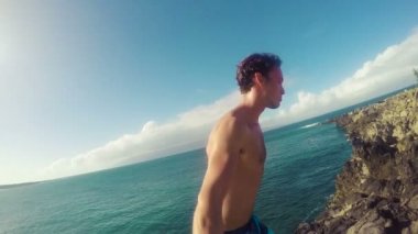 (Ağır çekim) Gopro Selfie sopa POV uçurumdan atlama Backflip çekici genç adam