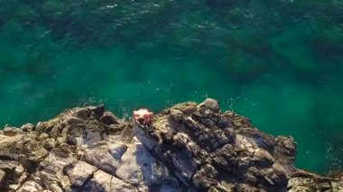 Aşırı Cliff Backflip atlama. Hava görünümünü yukarıda atış yaz Ekstrem Sporlar.