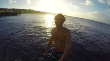 Pov ağır çekim Gopro Selfie sopa Cliff atlama. Okyanus içine uçurumdan atlamak atletik genç adam.