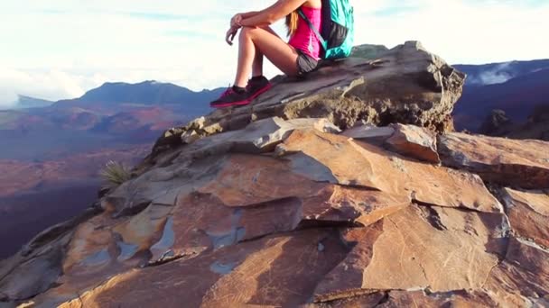 Mujer joven sentada en la cima de la montaña con mochila. Helthy Naturaleza Aventura Estilo de vida — Vídeo de stock