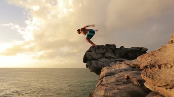 Nyári extrém sportok berendezéssel szabadtéri életmód. Cliff Ugrás a naplemente. — Stock videók
