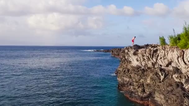 Extrémní Cliff skákat Backflip. Letecký pohled na útesu do modré moře. — Stock video