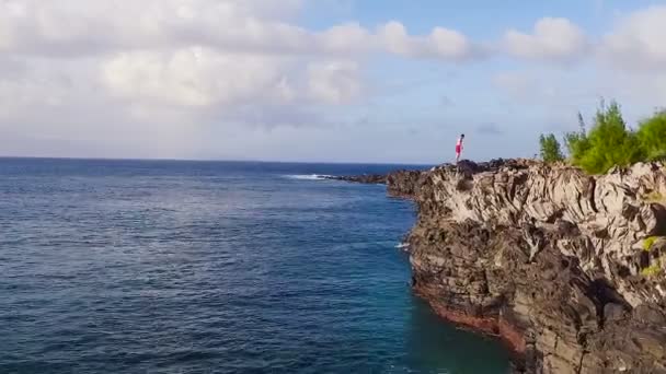 Estilo de vida al aire libre de salto de acantilado deportivo extremo de verano — Vídeos de Stock