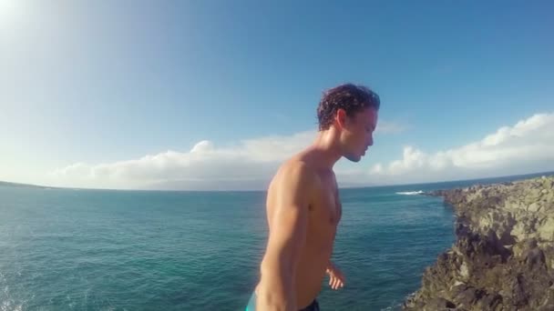 POV zwolnionym tempie Cliff Jumping Backflip. Lekkoatletycznego młody człowiek skoki z urwiska do oceanu. — Wideo stockowe