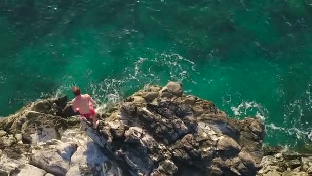 Estilo de vida al aire libre de salto de acantilado deportivo extremo de verano — Vídeo de stock