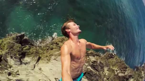 POV Slow Motion Cliff Backflip springen. Atletische jonge Man springen van Cliff in Oceaan. — Stockvideo