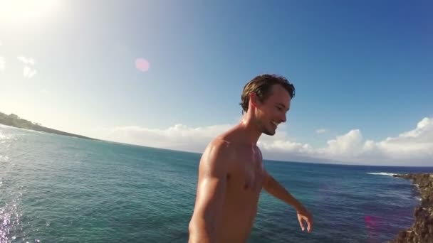 POV Slow Motion Cliff Jumping Backflip. Atletisk ung Man hoppa från klippa i havet. — Stockvideo