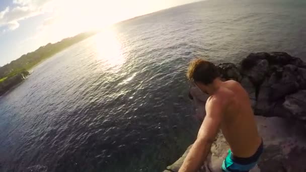 Summer Extreme Sports Cliff Jumping Outdoor Lifestyle (em inglês). Cliff Saltando para o oceano ao pôr do sol — Vídeo de Stock