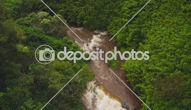 Tropikal ormanda inanılmaz güçlü şelale havadan görünümü.