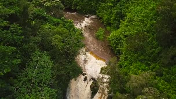 Zeitlupe Luftaufnahme von erstaunlichen mächtigen Wasserfall im tropischen Dschungel. — Stockvideo