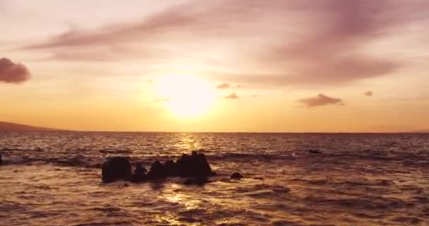 Καταπληκτικό δραματική θέα στο ηλιοβασίλεμα. 4 k επιτόπιων δειγματοληπτικών πυροβόλησε πετώντας χαμηλά πάνω από τον ωκεανό — Αρχείο Βίντεο