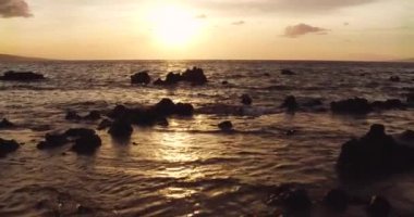 İnanılmaz dramatik Sunset View. Hava atış uçan düşük üzerinde okyanus Hawaii