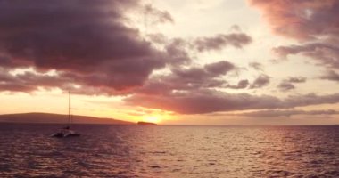 Gün batımına yelken açmak. Yelkenli Tekne Üzerinde Uçan Havadan Görünüm