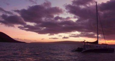 Gün batımına yelken açmak. Yelkenli Tekne Üzerinde Uçan Havadan Görünüm