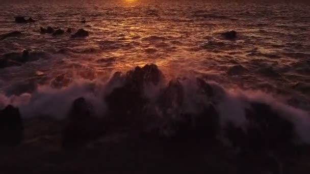 Increíble vista espectacular al atardecer en cámara lenta. Aerial Shot Volando bajo sobre el océano en Hawaii — Vídeos de Stock