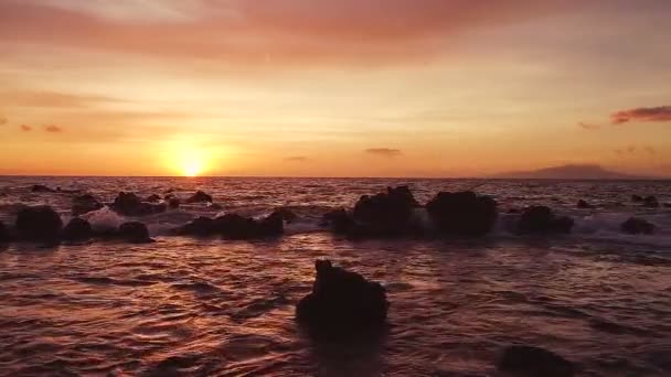 Adembenemend dramatische zonsondergang uitzicht. Antenne schot vliegen laag — Stockvideo