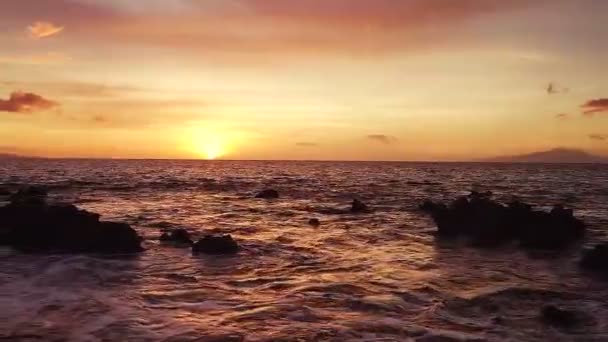 Incrível vista dramática do pôr do sol. Tiro aéreo voando baixo sobre o oceano no Havaí — Vídeo de Stock