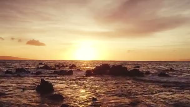 Incrível vista dramática do pôr do sol. Tiro aéreo Voando baixo — Vídeo de Stock