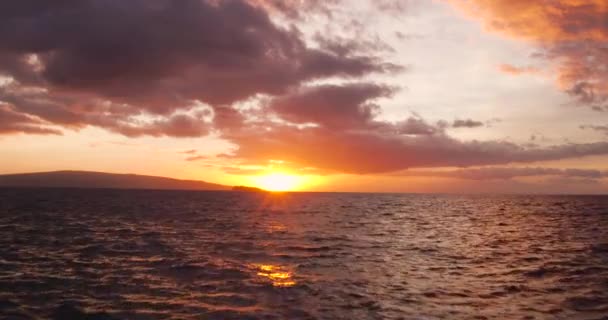 Incrível vista dramática do pôr do sol. 4K tiro aéreo voando baixo sobre o oceano — Vídeo de Stock