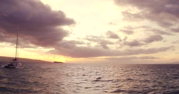 Поплив на захід сонця. Повітряний вигляд літаючи над вітрильним човном — стокове відео