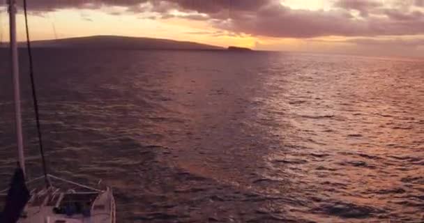 Navegando hacia la puesta del sol. Vista aérea Volando sobre el barco de vela — Vídeos de Stock