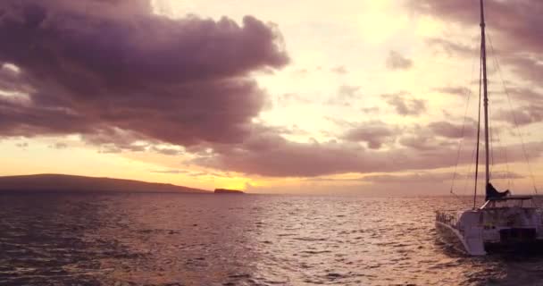 Navegando hacia la puesta del sol. Vista aérea Volando sobre el barco de vela — Vídeo de stock
