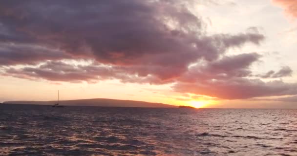 Navegando hacia la puesta del sol. Vista aérea Volando sobre el barco de vela — Vídeos de Stock