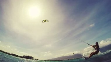 Bikini 'de okyanusta uçurtma uçuran genç bir kadın. POV GOPRO Yavaş Hareket. Yaz Eğlencesi Ekstrem Spor.