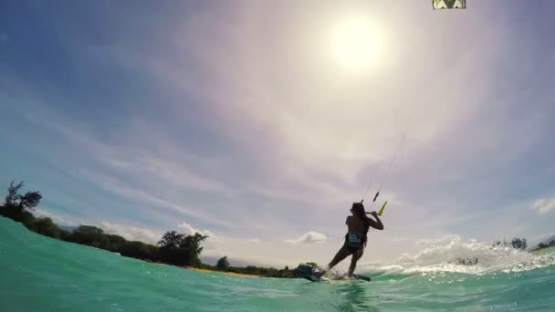 Mujer joven Kitesurf en Ocean in Bikini. POV GOPRO cámara lenta. Deportes extremos de diversión de verano . — Vídeos de Stock