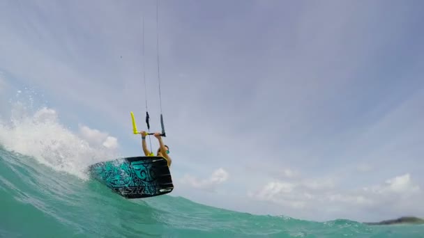 Bikini 'de okyanusta uçurtma uçuran genç bir kadın. POV GOPRO Yavaş Hareket. Yaz Eğlencesi Ekstrem Spor. — Stok video