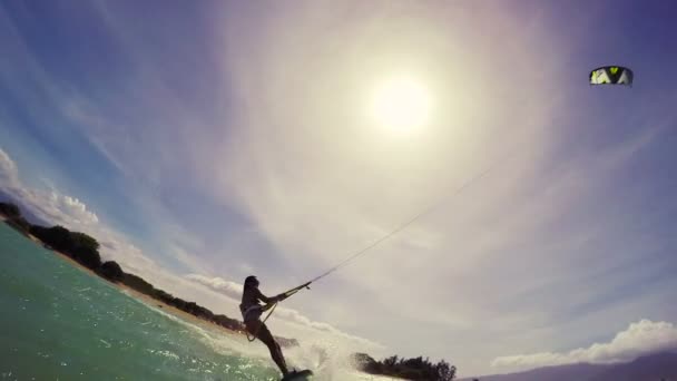 Bikini 'de okyanusta uçurtma uçuran genç bir kadın. POV GOPRO Yavaş Hareket. Yaz Eğlencesi Ekstrem Spor. — Stok video