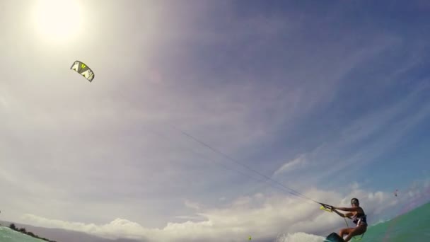 Unga kvinna Kitesurfing i Ocean i Bikini. POV GOPRO Långsam rörelse. Sommar Kul Extrema Sport. — Stockvideo