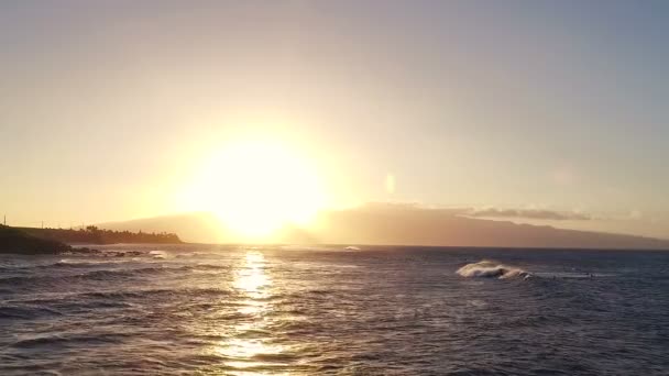 Repülés több mint óceán hullámai a naplemente. Csodálatos naplemente légi kilátással az óceánra — Stock videók
