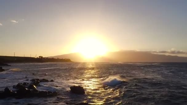 Vol au-dessus des vagues océaniques au coucher du soleil. Vue Aérienne Incroyable Sur L'océan Coucher De Soleil — Video