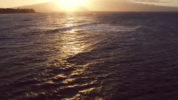 Vuelo sobre olas oceánicas al atardecer. Increíble puesta de sol aérea vista al mar — Vídeos de Stock