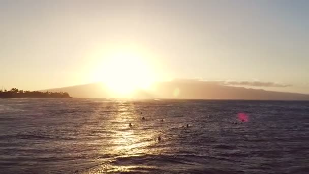 Vuelo sobre olas oceánicas al atardecer. Increíble puesta de sol aérea vista al mar — Vídeo de stock