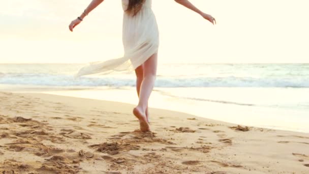 Χαρούμενο κορίτσι που διασκεδάζει στην παραλία στο νησί της πολυτέλειας στο ηλιοβασίλεμα. Αργή κίνηση — Αρχείο Βίντεο