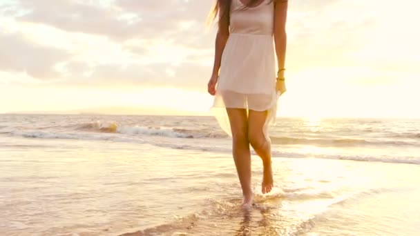 Chica feliz divirtiéndose en la playa en la isla de lujo al atardecer. Moción lenta — Vídeo de stock