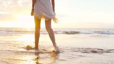 Bacaklar Feet Güzel Kız Isıt Kum Tropikal Ada Beach Sunset Yalınayak Yürüyüş