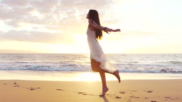 Menina feliz se divertindo na praia na ilha de luxo ao pôr do sol. Movimento lento — Vídeo de Stock