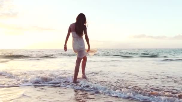 Χαρούμενο κορίτσι που διασκεδάζει στην παραλία στο νησί της πολυτέλειας στο ηλιοβασίλεμα. Αργή κίνηση — Αρχείο Βίντεο