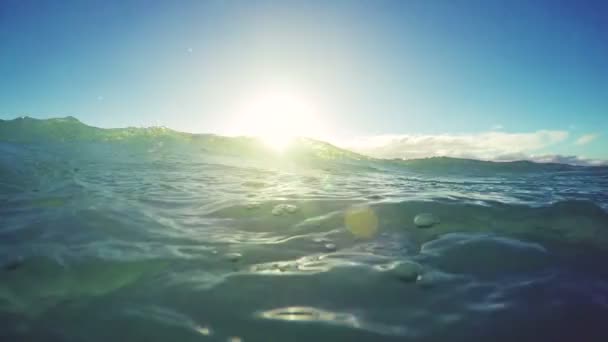 Surface sous-marine avec des rayons de lumière . — Video