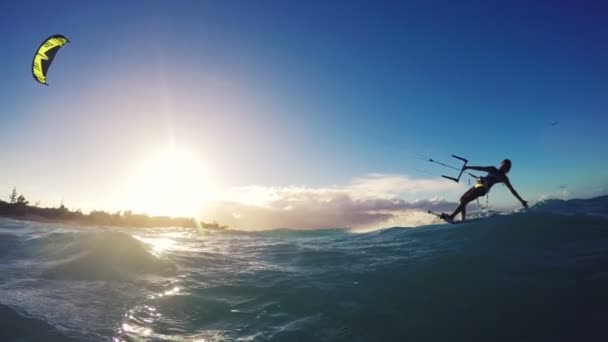 Extreme kitesurfen meisje bij zonsondergang. Zomer Oceaan sport in slow motion. — Stockvideo