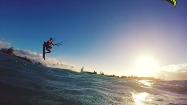 Garota Kitesurf extrema no pôr do sol. Desporto do Oceano de Verão em câmera lenta . — Vídeo de Stock