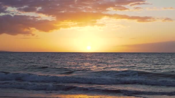 Dramática playa al atardecer sobre el océano olas de cámara lenta rompiendo — Vídeo de stock