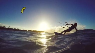 Gün batımında Aşırı Kitesurfing Kız. Yavaş Çekimde Yaz Okyanus Sporu.
