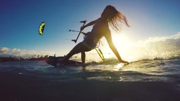 日没で極端なカイトサーフィンの女の子。スローモーションの夏のオーシャンスポーツ. — ストック動画