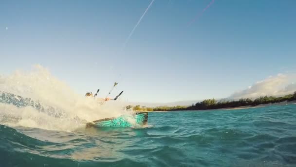 Extrem kitesurfing flicka vid solnedgången. Sommar Ocean sport i slow motion. — Stockvideo