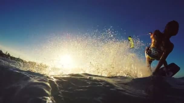 Extreme kitesurfen meisje bij zonsondergang. Zomer Oceaan sport in slow motion. — Stockvideo