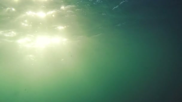 光線を持つ水中表面. — ストック動画